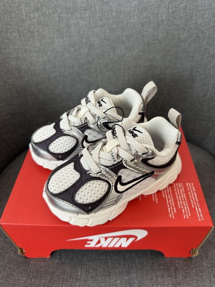 Vista adicional de Nike V5 RNR E (TD) — Phantom / Moon Particle