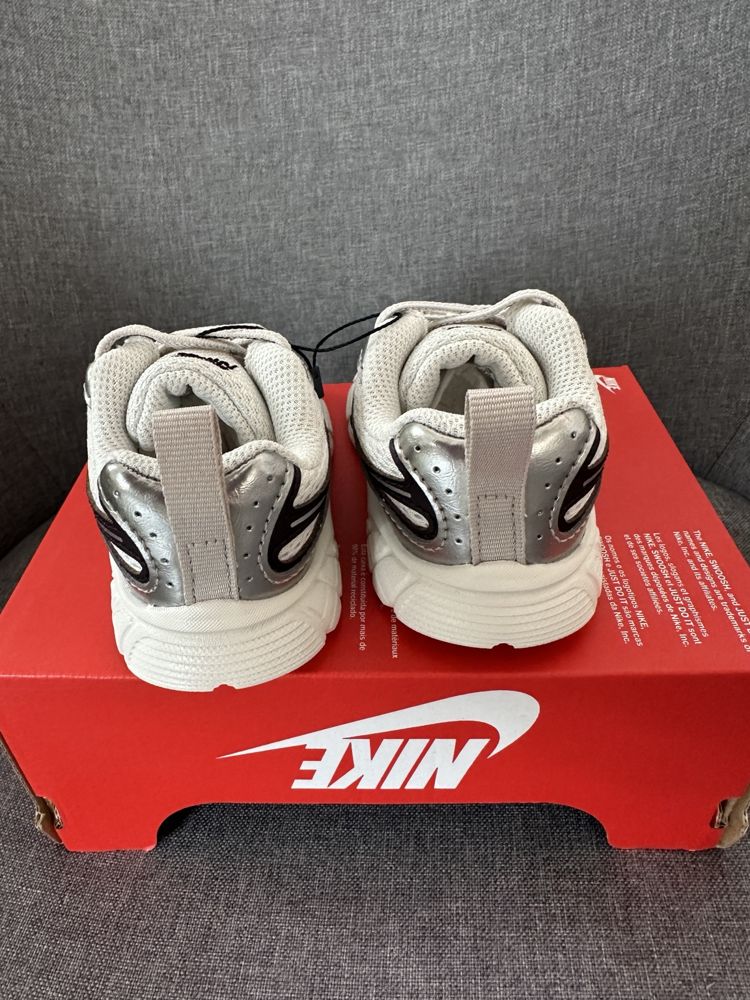 Vista adicional de Nike V5 RNR E (TD) — Phantom / Moon Particle